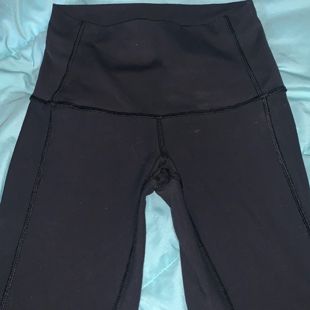 BEAUTIFUL LULULEMON LEGGINGS IN GREAT SHAPE WITH HI WAIST AND CUTE LEG DETAIL!!
